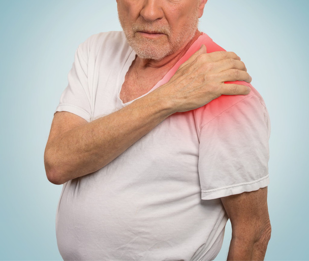 старший мужчина с болью в плече изолированный синий фон
 - Фото, изображение