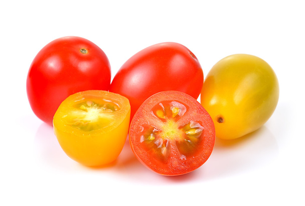 Rote und gelbe Tomaten auf weißem Hintergrund - Foto, Bild
