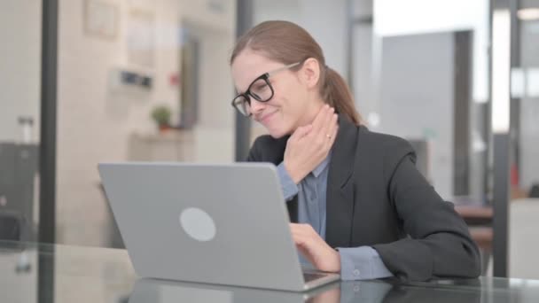 Femme d'affaires avec douleur au cou au bureau
 - Séquence, vidéo