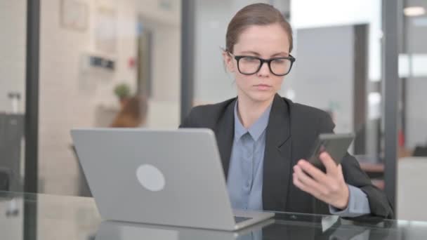 Businesswoman Multi Task con Laptop y Smartphone - Metraje, vídeo