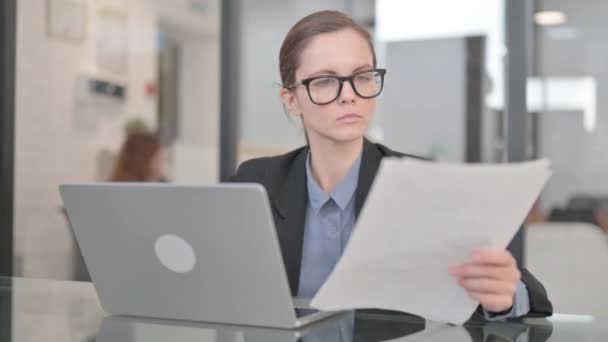 Femme d'affaires faisant la saisie de données en ligne avec ordinateur portable et Docuemtns - Séquence, vidéo