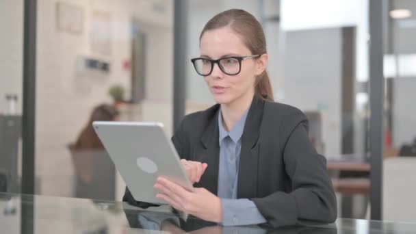 Online συνομιλία βίντεο από Businesswoman μέσω Tablet - Πλάνα, βίντεο