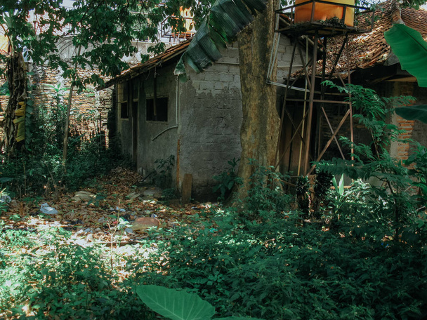 elhanyagolt ház a fővárosban Jakarta - Fotó, kép