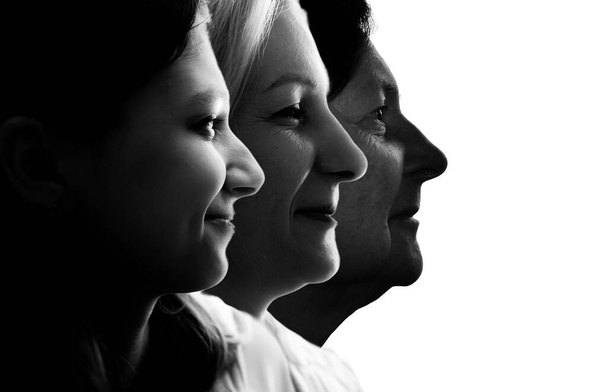 Ritratti in bianco e nero di ritratto di famiglia di tre generazioni di donne, concetto di eredità. - Foto, immagini