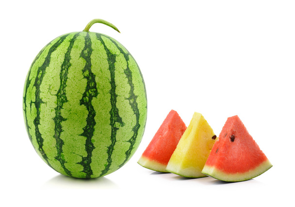 rode gele watermeloen op witte achtergrond - Foto, afbeelding
