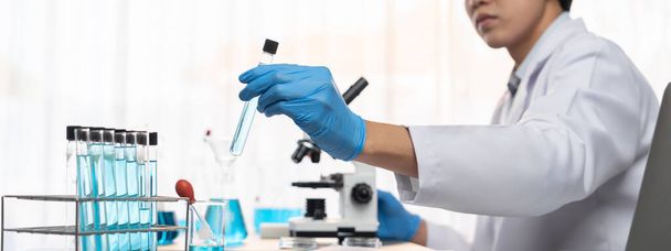 Gli scienziati conducono esperimenti chimici e ricerche in laboratorio medico come sviluppo innovativo per farmaci vaccinali o antibiotici. Laboratorio di biochimica e farmaceutica. Neoterici - Foto, immagini