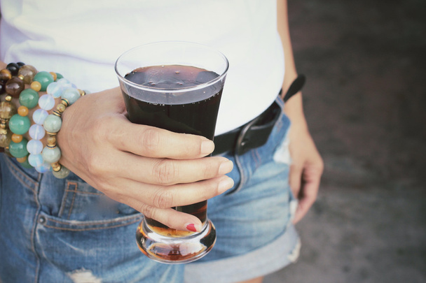 Woman drinking a cola  - Foto, Bild