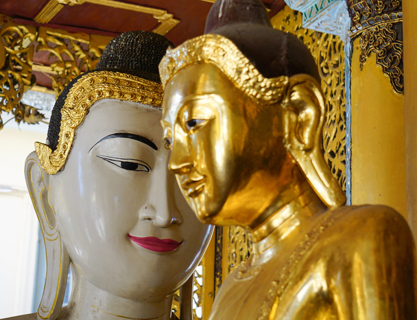 Sochy Buddhy v Shwedagon Pagoda, Yangon - Fotografie, Obrázek