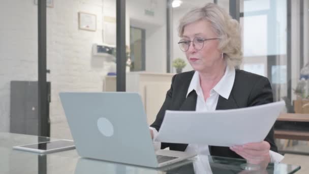 Old Businesswoman Praca na dokumentach i laptopie - Materiał filmowy, wideo