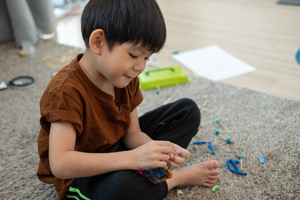 Azji chłopiec zabawy z plastycyny w pokoju - Zdjęcie, obraz