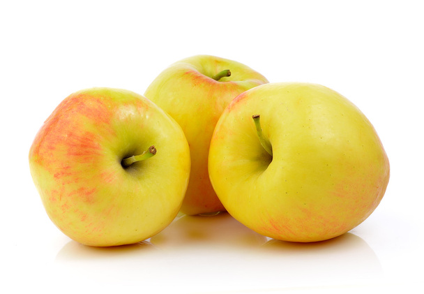  ώριμο μήλο που απομονώνονται σε λευκό φόντο - Φωτογραφία, εικόνα