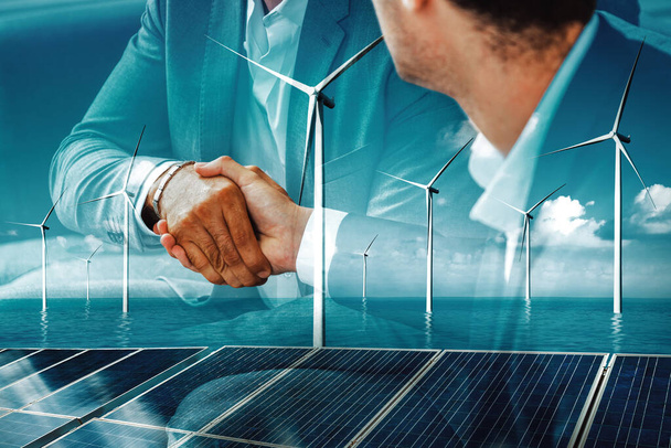 Doppia esposizione grafica di uomini d'affari stretta di mano sopra parco eolico turbina e verde interfaccia lavoratore energie rinnovabili. Concetto di sviluppo sostenibile mediante energie alternative. uds - Foto, immagini
