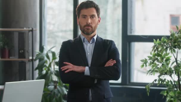 Confident successful serious Caucasian man businessman entrepreneur leader boss ceo professional employee employer corporate manager looking at camera posing with crossed arms male business portrait - Footage, Video