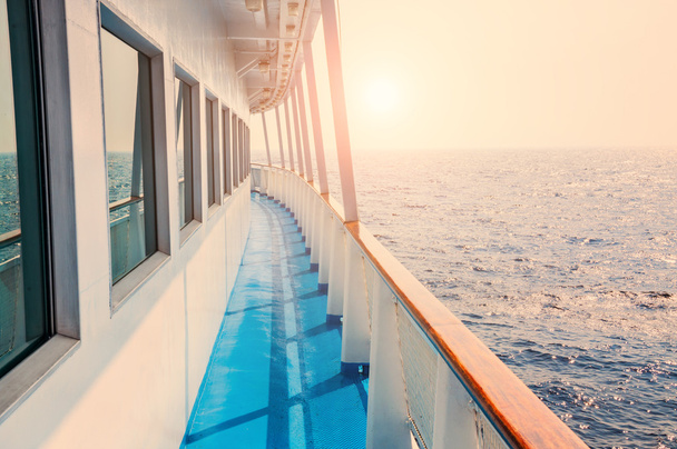 Výletní loď v moři při západu slunce - Fotografie, Obrázek