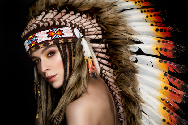 Красивая этническая леди с тараканом на голове
. - Фото, изображение