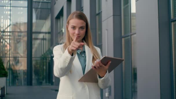 Mujer caucásica mujer de negocios dama de negocios profesional hr empleador al aire libre señalando el dedo en la cámara eligiendo candidato acogedor gesto de mano que invita a la contratación oferta de colaboración en la oficina - Metraje, vídeo