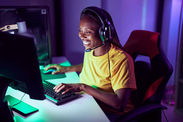 Africano americano mulher streamer jogar jogo de vídeo usando computador na sala de jogos - Foto, Imagem
