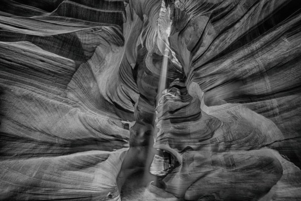 Ακτίνες φωτός μέσα Αριζόνα αντιλόπη φαράγγι στο b&w - Φωτογραφία, εικόνα