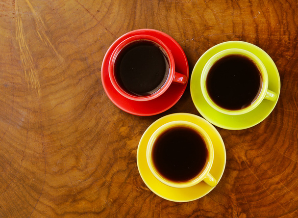 Красочные кофейные чашки на деревянном фоне
 - Фото, изображение