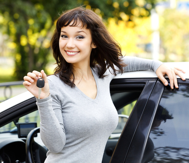 Chica bonita mostrando la llave del coche
 - Foto, Imagen