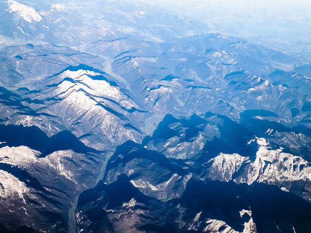 Alpy, pohled na hory z okna letadla. Ohýbání půdy a přírodní koncept. - Fotografie, Obrázek