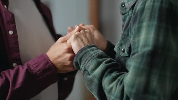 Zbliżenie gejowskiej pary trzymającej się za ręce, romantyczny związek jednopłciowy, gest miłości i wsparcia. Wysokiej jakości materiał 4k - Materiał filmowy, wideo