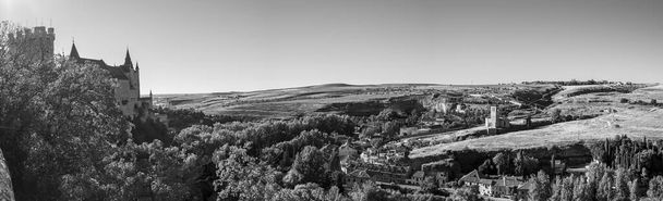 2023 09 23 Сеговія, Іспанія. Панорамний вид на Сеговію чорно-білий - Фото, зображення