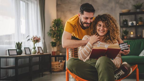 homem e mulher branco casal adulto ler livros em casa - Foto, Imagem