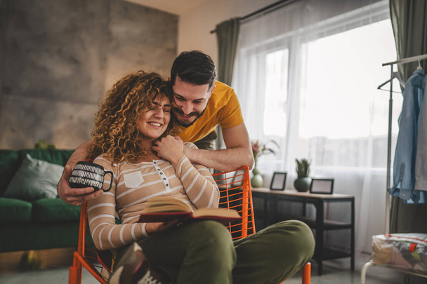hombre y mujer caucásico pareja adulta leer libros en casa - Foto, imagen