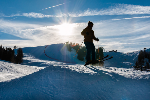 Vrije stijl skischans in berg sneeuw park, silhouet - Foto, afbeelding