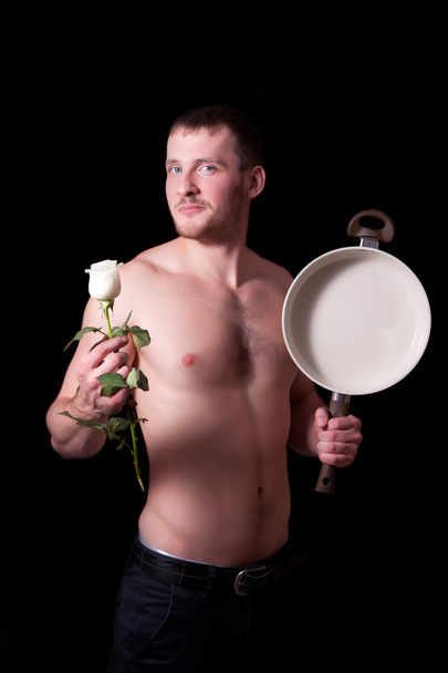 Человек с сковородкой и цветком
 - Фото, изображение