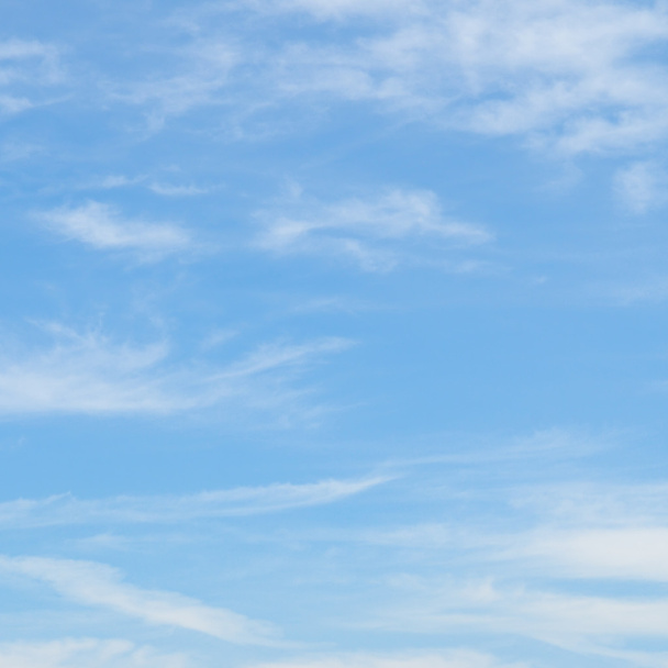 žilkováním mraky na modré obloze - Fotografie, Obrázek