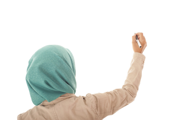 Achteraanzicht van muslimah zakenvrouw schrijven iets op wit  - Foto, afbeelding
