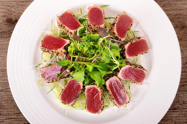 Вид зверху на салат з тунця
 - Фото, зображення