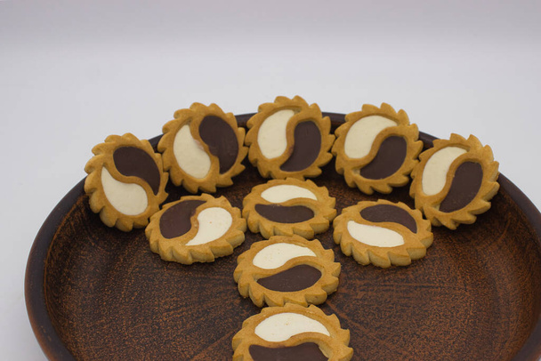 Асортимент печива Інь Ян на сільському дерев'яному підносі - Фото, зображення