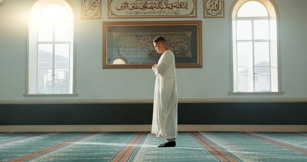 Moslim man, biddend en moskee met geloof, profiel en mindfulness met aanbidding, lof of dankbaarheid. Islamitische persoon, religie en vrede met vertrouwen, gebed en denken met meditatie in Palestina. - Foto, afbeelding