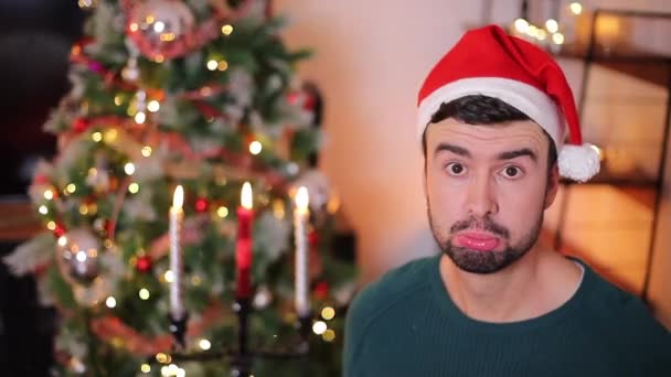 primer plano material de feliz joven guapo celebrando la Navidad  - Metraje, vídeo