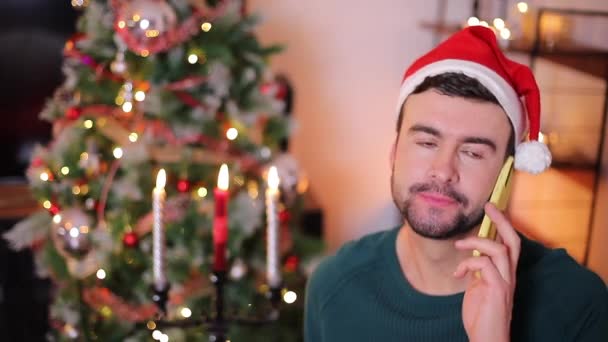 primer plano material de feliz joven guapo hablando por teléfono celebrando la Navidad  - Metraje, vídeo