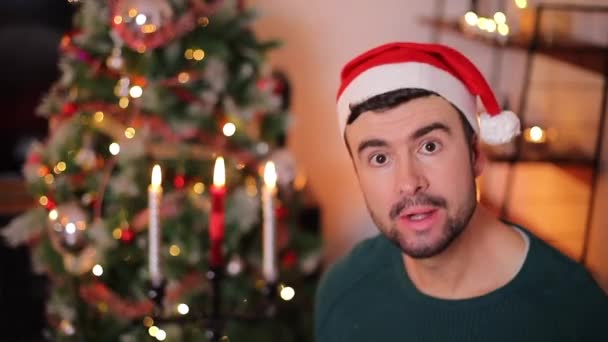 zbliżenie wideo szczęśliwy przystojny młody człowiek z pusty portfel świętuje Boże Narodzenie  - Materiał filmowy, wideo
