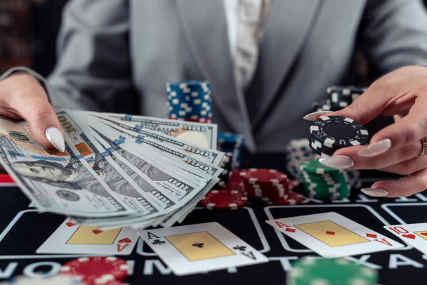 Onnistunut naispelaaja laskee dollarin seteleitä voitettuaan pokeripelin kasinolla. Rahapelikonsepti - Valokuva, kuva