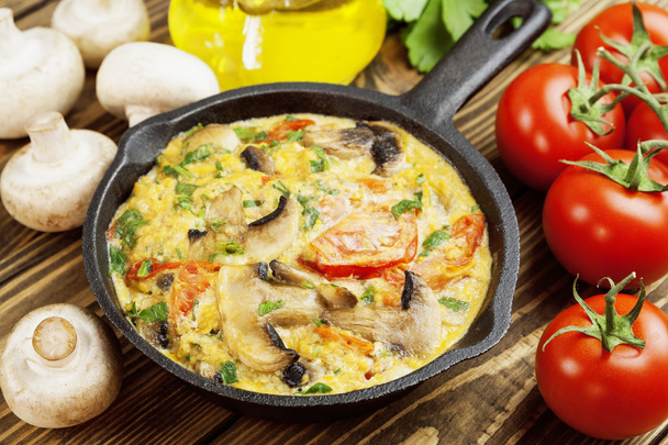 Omelett mit Pilzen und Tomaten. Frittata  - Foto, Bild