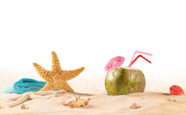 summer coconut drink on the beach - Foto, Bild