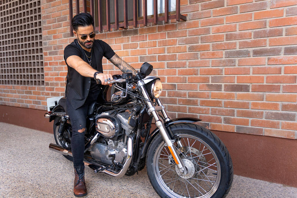 Giovane hipster e rocker uomo in sella alla moto - Foto, immagini