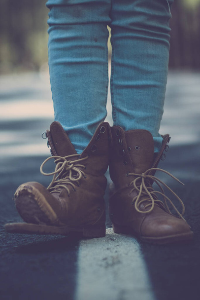 Käsite matka elämäntapa vapaille ihmisille - rahaa liittyvä käsite ja lähikuva naisen jalat rikki kengät tiellä - kävellä ja nauttia seikkailu asfaltti ja defocused tausta - Valokuva, kuva
