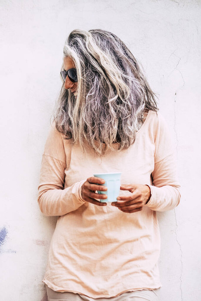 Muotokuva aikuisten vanhempi vaihtoehto valkoihoisten naisten pitkät harmaat ja valkoiset hiukset ja kuppi teetä - Valokuva, kuva