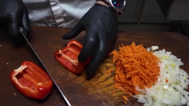 Chef rebanando pimiento en una tabla - Metraje, vídeo