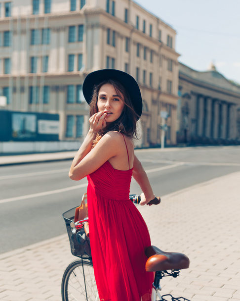 Portrét venkovní módní atraktivní mladá brunetka v klobouku na kole. - Fotografie, Obrázek