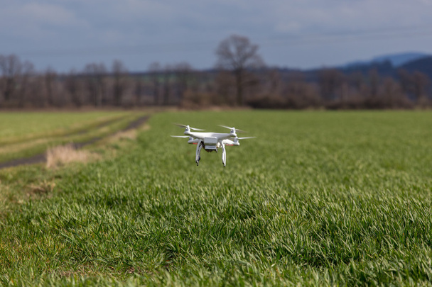 Pequeño dron sobre el campo
 - Foto, Imagen