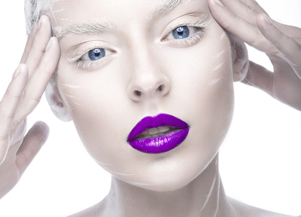 Beautiful girl in the image of albino with purple lips and white eyes. Art beauty face. - 写真・画像