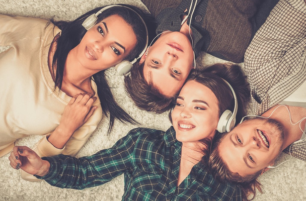 Onnellinen monirotuinen ystävät kuuntelee musiikkia
 - Valokuva, kuva